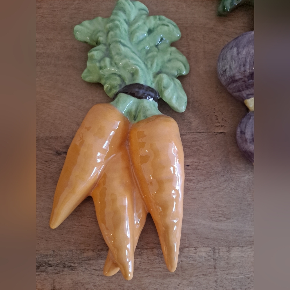 SET OF 2 VTG CHALKWARE WALL PLAQUE MCM Carrots  & Onions Decor